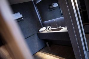 塞拉诺瓦ACOUGA Hotel Boutique的一间带水槽和镜子的浴室