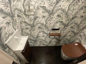 大阪WOLF PACK apartment 1002的一间带卫生间的浴室和热带壁纸