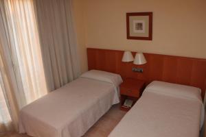 拉梅特拉·德·玛尔德尔波特酒店的酒店客房设有两张床和窗户。