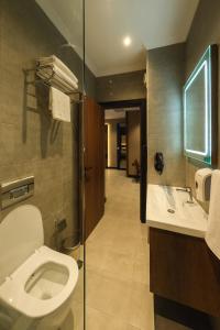 伊斯坦布尔The Kailyn Hotels&Suites Ataşehir的一间带卫生间和水槽的浴室
