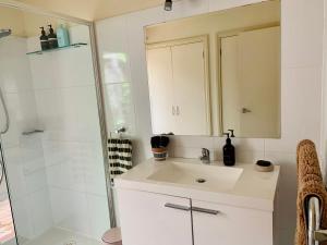 本迪戈Luxury Inner City Townhouse的白色的浴室设有水槽和淋浴。