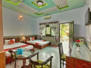 芹苴天逸酒店的酒店客房设有两张床和一张桌子。