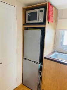 BurmarshHigh Tide的小厨房配有冰箱和微波炉。