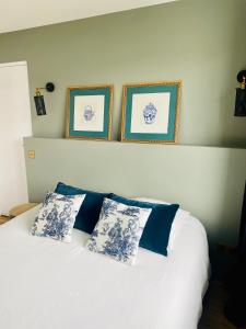 比亚里茨VILLA BIBI CHERI Elégante Suite de 35 M2的一张带蓝色和白色枕头的床