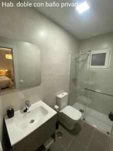 马德里Casa Sergio的一间带水槽、卫生间和淋浴的浴室