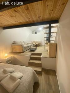 马德里Casa Sergio的一间卧室设有一张床和一间客厅。