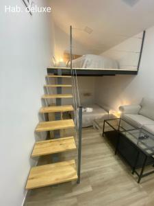 马德里Casa Sergio的配有双层床的客房内的楼梯