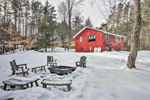 布朗斯维尔Inviting Vermont Cabin On Mount Ascutney!的红谷仓前雪地里的火坑和长椅