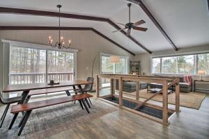 布朗斯维尔Inviting Vermont Cabin On Mount Ascutney!的一间带桌子和沙发的用餐室