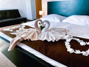 布拉迪斯拉发莫德纳酒店的两个天鹅坐在床上