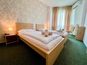 布拉迪斯拉发莫德纳酒店的酒店客房,配有两张带毛巾的床