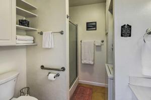 佩森Peaceful Pet-Friendly Payson Vacation Rental的带淋浴、卫生间和毛巾的浴室