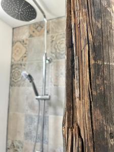 埃斯托伊Quinta da Boa Sorte的带淋浴的浴室(带木制台面)