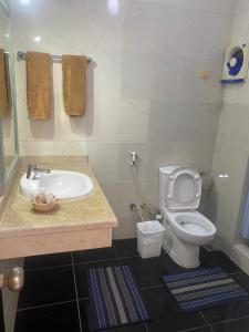 沙姆沙伊赫El Khan Sharm Hotel的浴室配有白色卫生间和盥洗盆。
