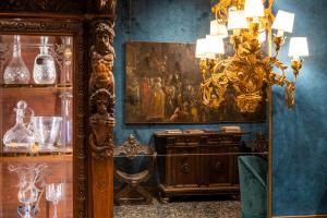 威尼斯帕拉佐普瑞里酒店的一间设有镜子和壁画的房间
