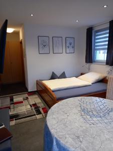 VilseckCafe und Pension Ringer的一间卧室设有两张床和窗户。