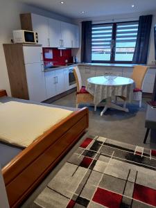 VilseckCafe und Pension Ringer的配有床和桌子的房间以及厨房