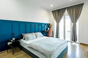 吉隆坡SETAPAK CENTRAL KL-zeta suite by ALOHA的蓝色的卧室,配有一张蓝色墙壁的床