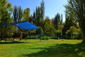 Colonia Las RosasCabaña Ascensión-Caminos del Vino的公园内的蓝色帐篷,带游乐场