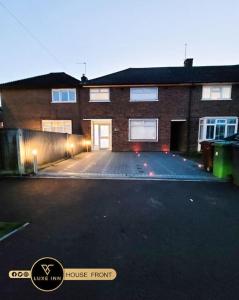 博勒姆伍德Luxury, 4 Bedroom House, FREE Parking, Borehamwood的一座大型砖砌建筑,设有大型停车场