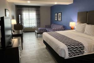 舍尔茨La Quinta Inn and Suites by Wyndham - Schertz的酒店客房设有床和客厅。