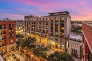 萨凡纳Cambria Hotel Savannah Downtown Historic District的夜晚城市的顶部景色