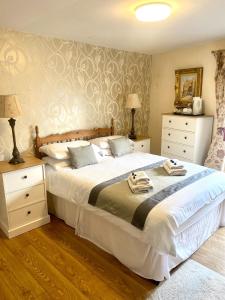 科尔德斯特里姆纽卡斯尔阿姆斯酒店的一间卧室配有一张大床和两条毛巾