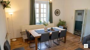 KeekenFerienhaus Fristerhof的客厅设有餐桌和椅子