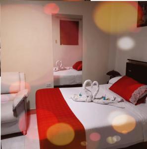 卡利内华达酒店的酒店客房,配有两张带毛巾的床