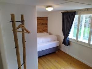艾因西德伦Gasthaus Meinradsberg的小房间设有床和窗户