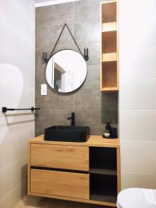 吉日茨科Apartament DanHouse的浴室设有黑色水槽和镜子