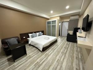 奈扬海滩Better Life Residence Phuket的酒店客房,配有床和沙发
