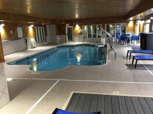 丹维尔丹维尔套房智选假日酒店的在酒店房间的一个大型游泳池