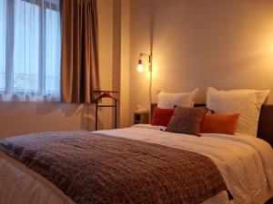 塞莱特Gîte de l’Etabli的卧室配有带枕头的床铺和窗户。