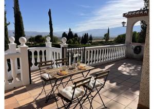 拉斯加比亚斯Granada Sights的白色围栏上带桌椅的庭院