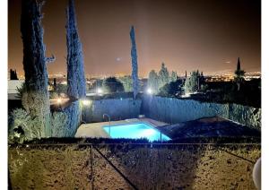 拉斯加比亚斯Granada Sights的一座晚上在树荫庭院里游泳