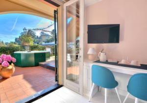 拉帕洛Villa Mares - sea view, free garage的通往带桌椅的天井的开放式门