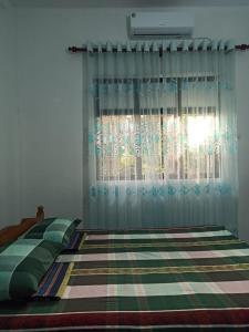 拉特纳普勒4Seasons Holiday Home的一间卧室设有一张床和一个窗口