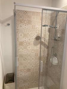 伊夫雷亚CASA TUA的浴室里设有玻璃门淋浴