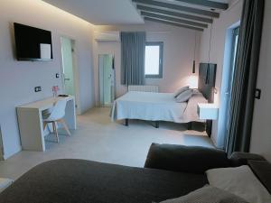 乌迪亚莱斯堡Ardigales 11的酒店客房配有一张床、一张书桌和一张沙发。