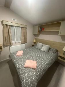 纳尔斯伯勒ISMA的一间卧室配有一张床,上面有两条粉红色的毛巾