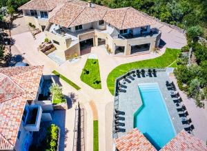 维琪奥港Residence Casa Di Paoli的享有带游泳池的房屋的空中景致
