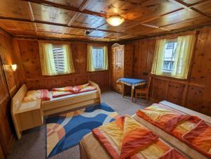卡普尔Ferienhaus Fatlar的小木屋内一间卧室,配有两张床