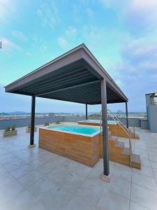 图马科HOTEL NABU DEL PACIFICO的屋顶上设有游泳池的凉亭