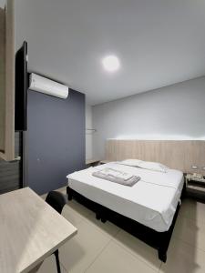图马科HOTEL NABU DEL PACIFICO的一间卧室,卧室内配有一张大床