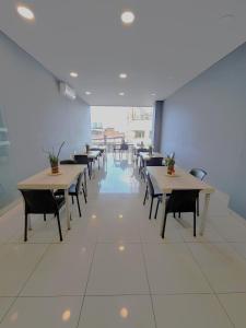 图马科HOTEL NABU DEL PACIFICO的一间空餐厅,房间内设有桌椅
