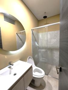 图马科HOTEL NABU DEL PACIFICO的浴室配有卫生间、淋浴和盥洗盆。