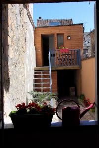 Beaumont-sur-Oise洛克公寓的带阳台和鲜花的窗户房子
