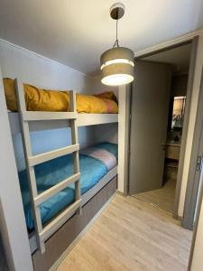 普孔Pucón Estilo Resort的小房间设有双层床和小房间