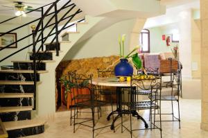 坎帕斯蒂利亚巴利阿尔酒店的一间带桌子和楼梯的用餐室